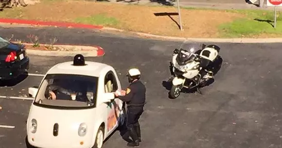 Google testează mașinile autonome pe ploaie