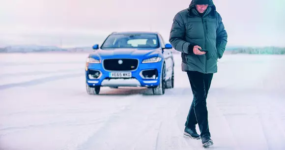 Jose Mourinho a testat noul Jaguar F-Pace pe un lac înghețat