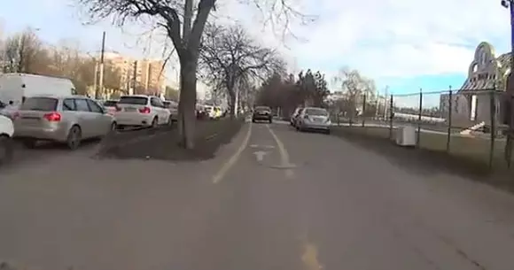 Necivilizat! Uite cum păcălește un șofer traficul din București! | VIDEO