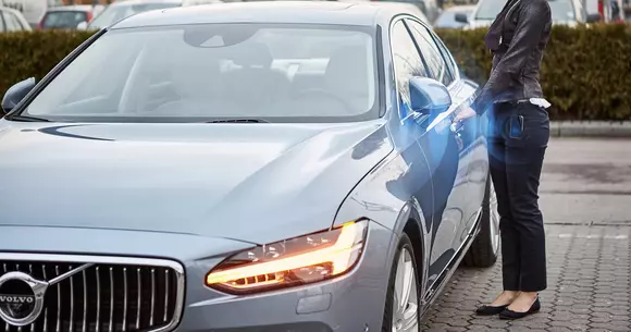 Cum să intri în maşina închisă cu cheile uitate înăuntru