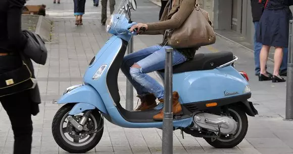 Este un fashion icon? Iată trei motive pentru care EA ar alege să conducă un Vespa!