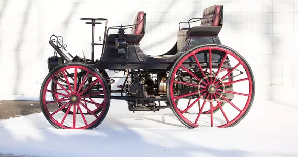 Armstrong Phaeton, primul hibrid din lume. An de fabricație: 1896. Preț estimat: peste 150.000 de euro