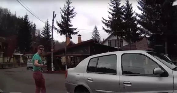 Video: Șoferul care a șicanat doi tiriști în trafic recidivează la limita nebuniei