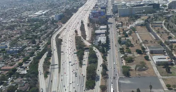 Orașul în care nimeni nu merge pe jos? Aici există mai multe mașini decât oameni!