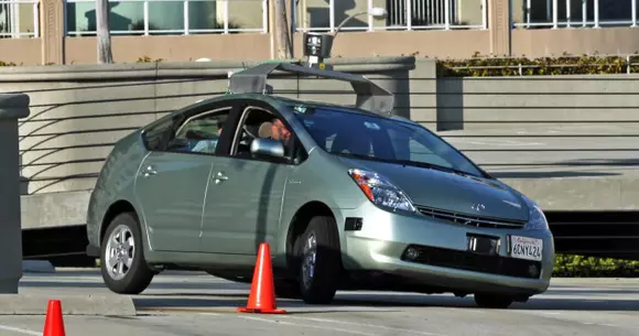 Primul accident provocat de o mașină fără șofer - Update video