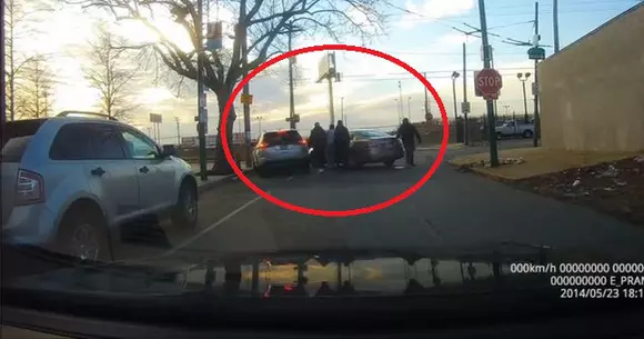 Unu, doi, trei, patru! Ce te faci când coboară din mașină patru "grei" să-ți dea o lecție? | VIDEO