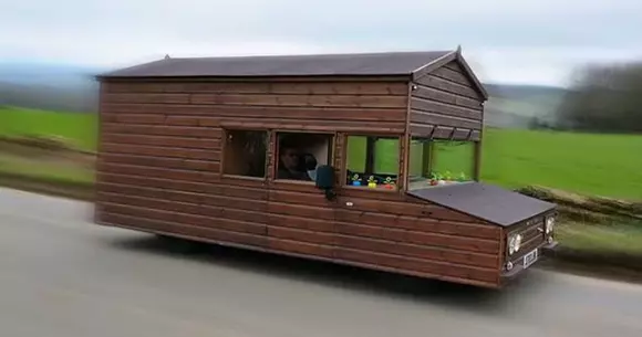 Uite cum și-a transformat un britanic mașina în cabană! Ai idee ce marcă era la bază? | VIDEO
