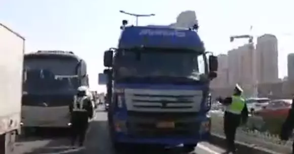Ce tupeu pe el! Șoferul unui camion a vrut să dea cu vehiculul peste trei polițiști! | VIDEO