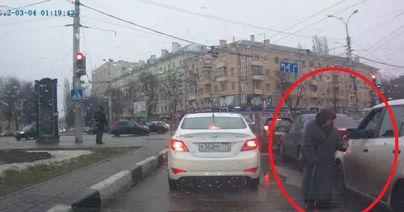 Gestul criticat de o lume întreagă! Ce a făcut la semafor o cerșetoare care a primit prea puțini bani! | VIDEO