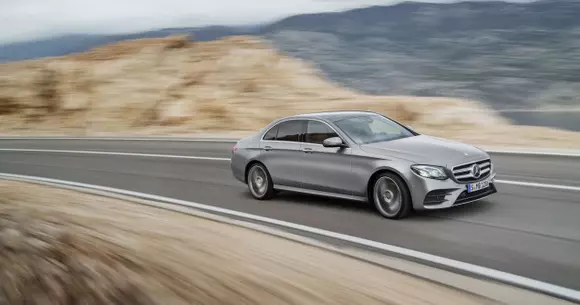 Trei dotări inteligente ale noului Mercedes E Class