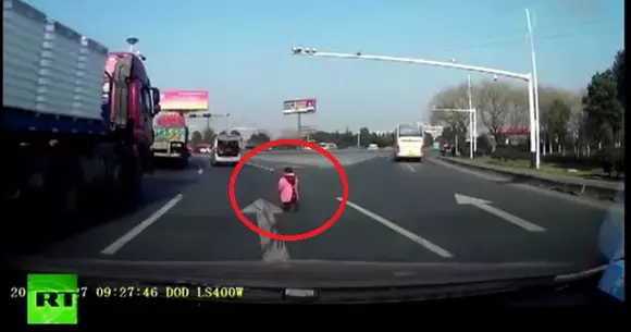 Singur în trafic! Un șofer chinez a pierdut copilul din mașină | VIDEO