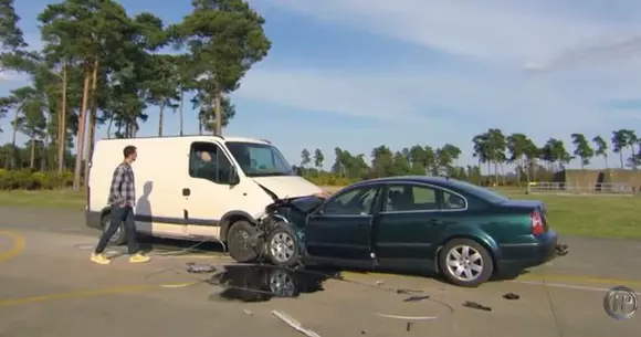 Cum arată un impact frontal între un sedan și un VAN? | VIDEO