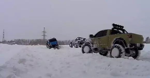 Cum se descurcă în zăpadă mașinile 4X4 de jucărie! | VIDEO