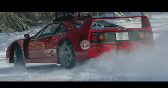 Un Ferrari F40 ajunge pe pârtia de schi