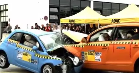 David versus Goliat! Cum arată un impact frontal între Fiat 500 și Audi Q7 | VIDEO