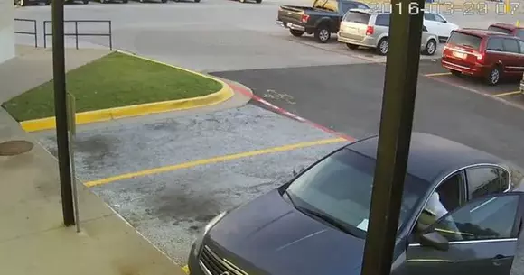 Un hoț a furat o mașină cu tot cu copilul de pe bancheta din spate. Vezi aici momentul! | VIDEO