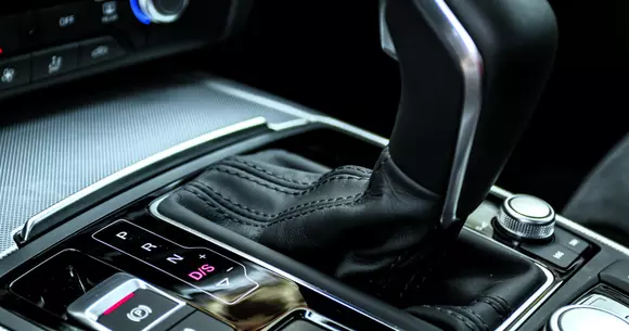 Iată 5 lucruri pe care să nu le faci când conduci o mașină cu transmisie automată