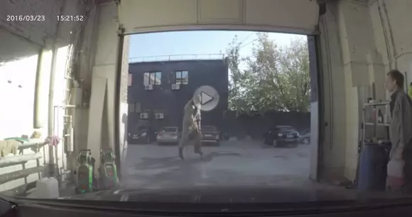 Ironman a aterizat într-o spălătorie auto de Rusia