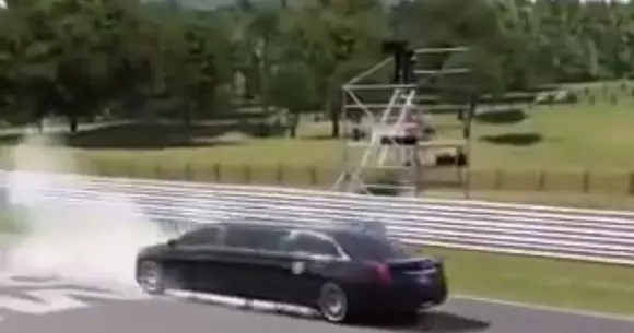 Ce șofer meseriaș! Uite cum ar trebui condusă o limuzină cu spatele! | VIDEO