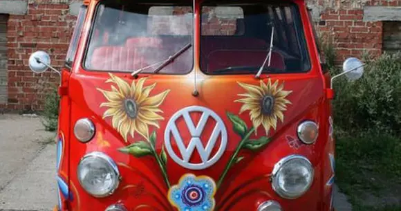 E primăvară! Cum arată florile desenate pe mașină?