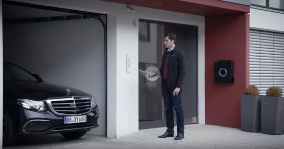 Mercedes-Benz Clasa E ne arată cum funcționează sistemul automat de parcare