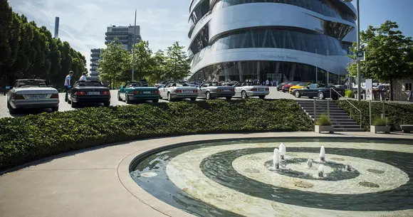 Cadoul Mercedes-Benz pentru 100 de ani de BMW