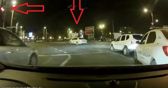 Se întâmplă în România! A trecut pe roșu, deși lângă el erau două mașini de poliție. Ce au făcut apoi oamenii legii? | VIDEO