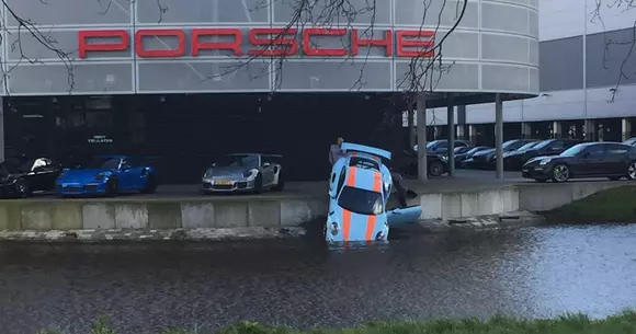 Atenție, Porsche la apă!