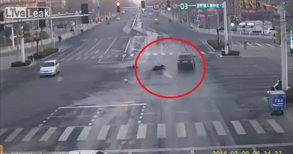 Ce indiferență! Ce s-a întâmplat cu un scuterist, lovit de o mașină în China! | VIDEO