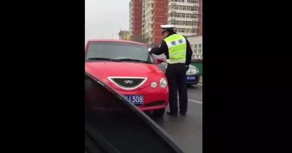 Cum a scăpat un șofer de polițiști în Beijing! Oamenii legii au rămas mască! | VIDEO