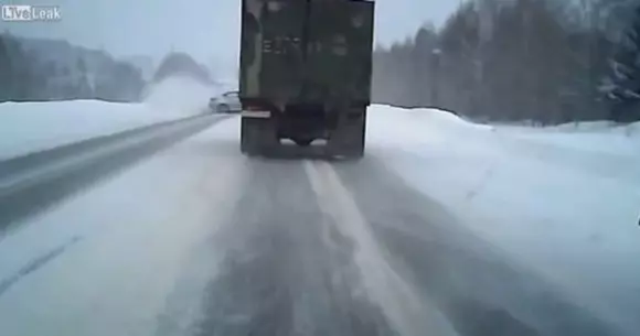 Groaznic accident! Iată de ce nu e bine să rulezi cu viteză pe zăpadă! | VIDEO