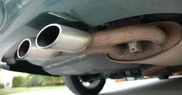 Trei posibile cauze pentru care mașina ta scoate mult fum