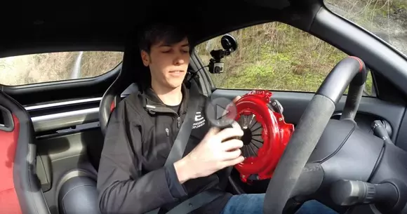 Iată 5 lucruri pe care să nu le faci când conduci o mașină cu transmisie manuală