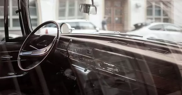 De ce volanul nu este poziționat pe centrul mașinii?