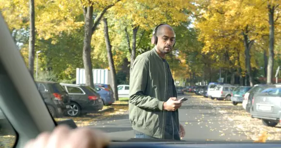 Ești pieton dependent de smartphone? A fost găsită soluția pentru ca tu să nu mori călcat de mașină