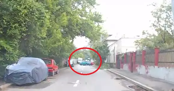 Accident, filmat în Militari! Ce se poate întâmpla dacă intri cu viteză într-o intersecție în care ai "Cedează trecerea" | VIDEO