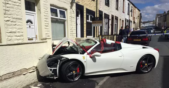 Asta da cadou de nuntă: Un Ferrari 458 Spider avariat