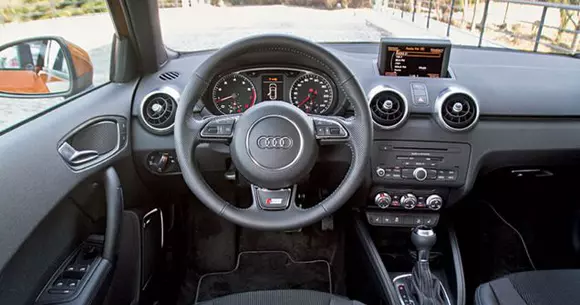 O femeie a scăpat miraculos după ce a căzut aproape 200 de metri cu mașina în gol. Automobilul i-a salvat viața!