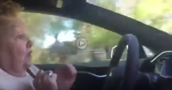 O bătrânică este speriată de modul Autopilot