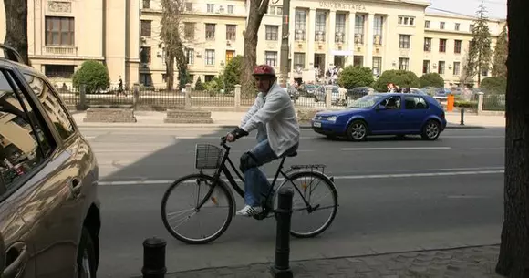 Sunt bicicletele o soluție pentru traficul aglomerat? Câte mașini sunt în București și câți oameni au biciclete?
