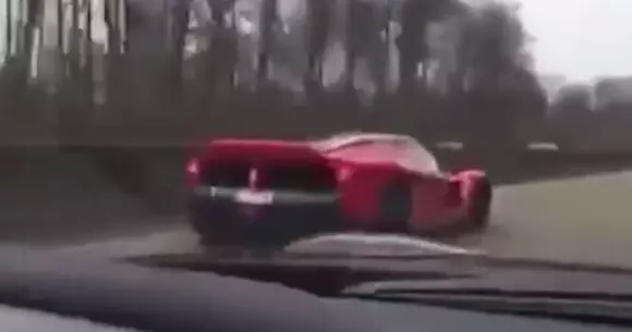 Duel pe autostradă între un LaFerrari și un Ferrari F12 | VIDEO