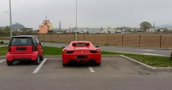 Posesorul unui Ferrari 458 Italia cu numere de Hunedoara, făcut praf pe Facebook. Vezi motivul!