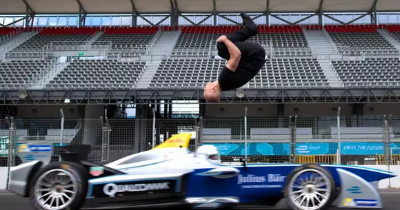 Nu încerca asta acasă! Un cascador profesionist execută un flic-flac pe spate deasupra unui monopost de Formula E