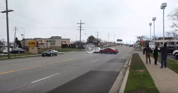 Când nu te țin puterile, nu te da în spectacol. Accident stupid cu un Ford Mustang