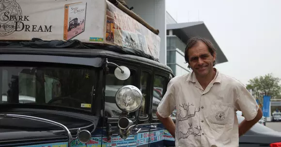 Călători în jurul lumii. De 16 ani pe drumurile din lume cu o mașină din 1928. Povestea unei familii și a unei vieți