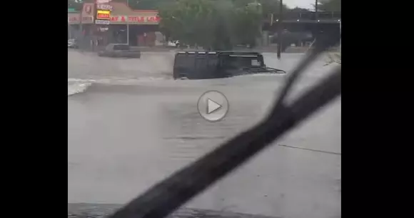 Momentul acela când nici inundațiile nu pot sta în calea unui Hummer H1