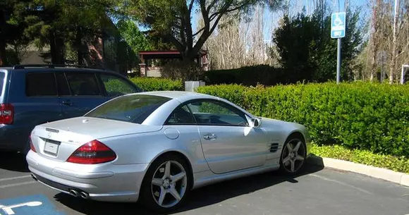 Trucul prin care Steve Jobs circula fără numere de înmatriculare! Totul era legal!