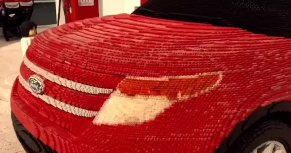 Îți vine să crezi că mașina asta este făcută din piese Lego? | VIDEO