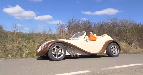 Mașina din lemn construită de un român a lăsat cu gura căscată toată Anglia