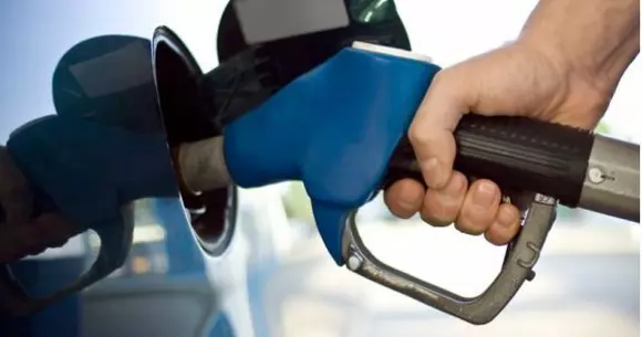 Care este prețul litrului de benzină sau motorină înainte de taxe